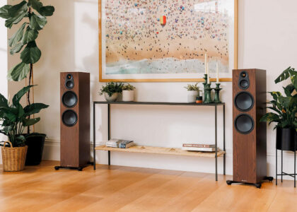 Kolumny podłogowe Monitor Audio Silver Series 8G w wykończeniu orzechowym European Walnut w nowoczesnym salonie
